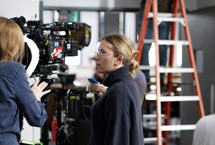 Scarlett Johansson à côté de la caméra sur le tournage d’Eleanor the Great
