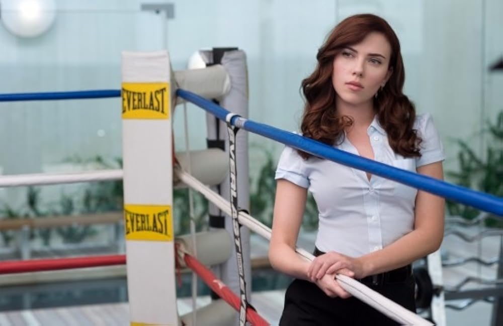 Scarlett Johansson dans le rôle de Natasha Romanoff, appuyée aux cordes du ring dans Iron Man 2